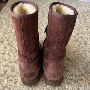 Women’s zippered Uggs
